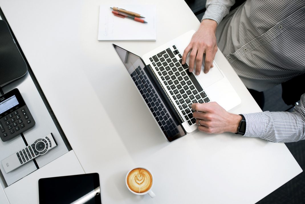 Man achter laptop