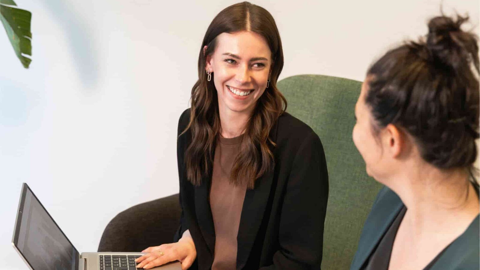 Kandidaat in authentiek en zelfverzekerd sollicitatiegesprek met recruiter